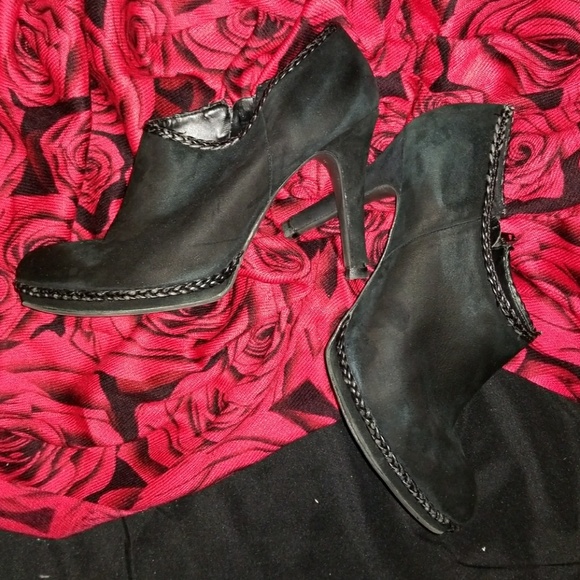 Gorgeous and comfy booties - Picture 1 of 7